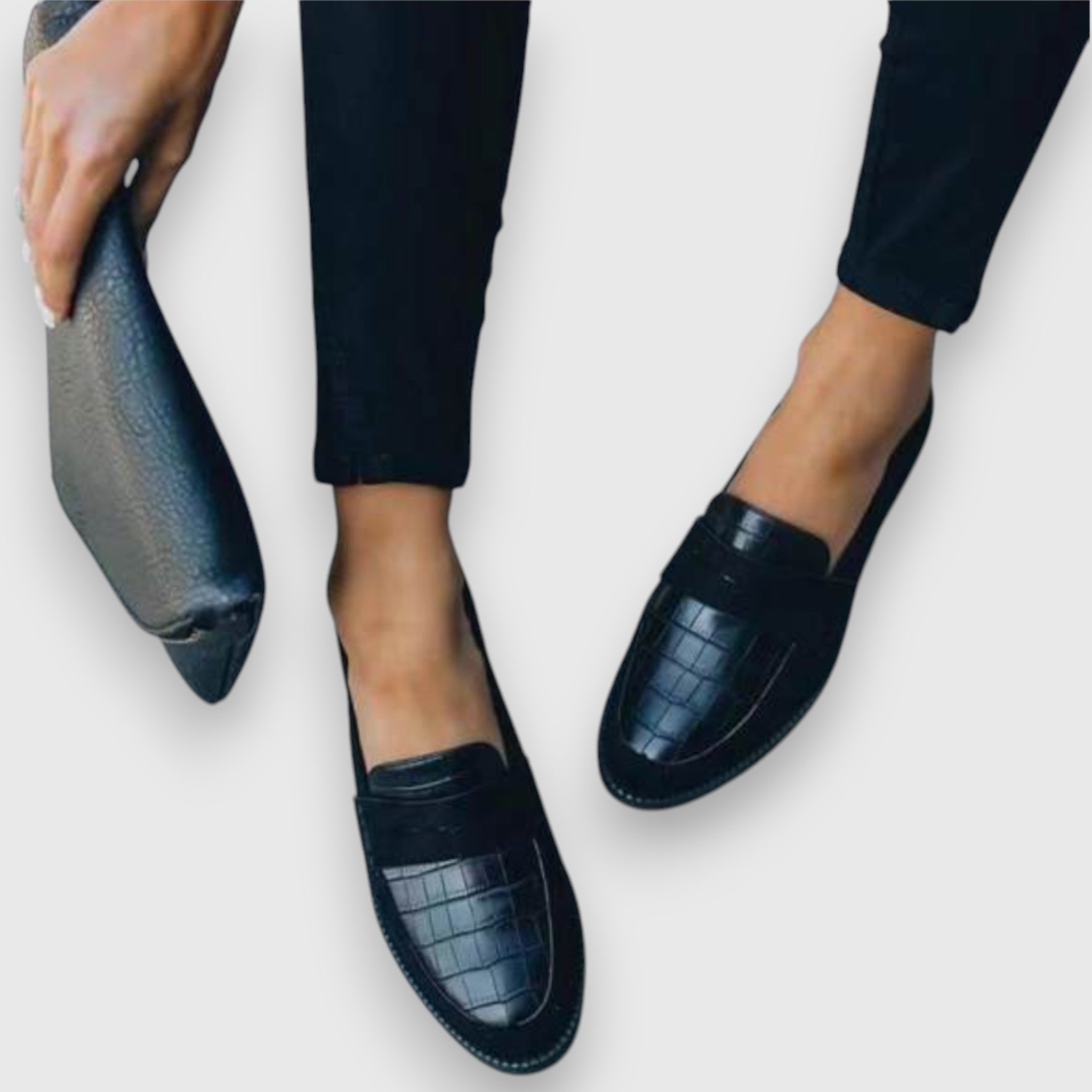 "Sara – Mocassino" in Italian could be "Sara – Scarpe Slip-On".