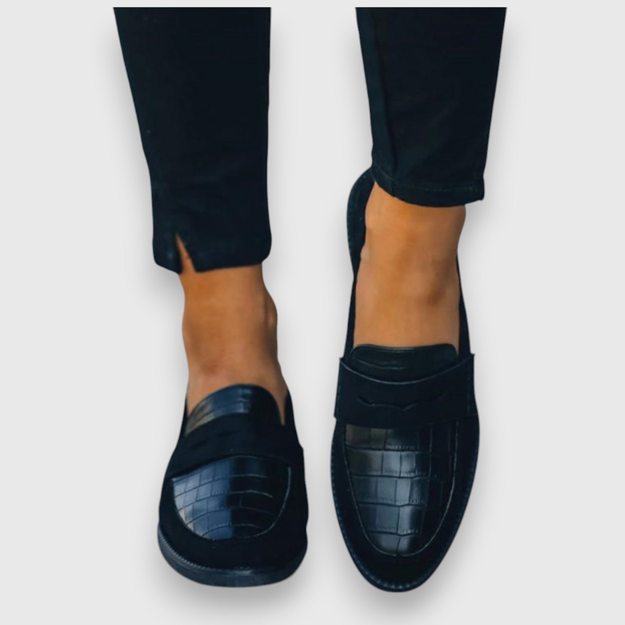 "Sara – Mocassino" in Italian could be "Sara – Scarpe Slip-On".