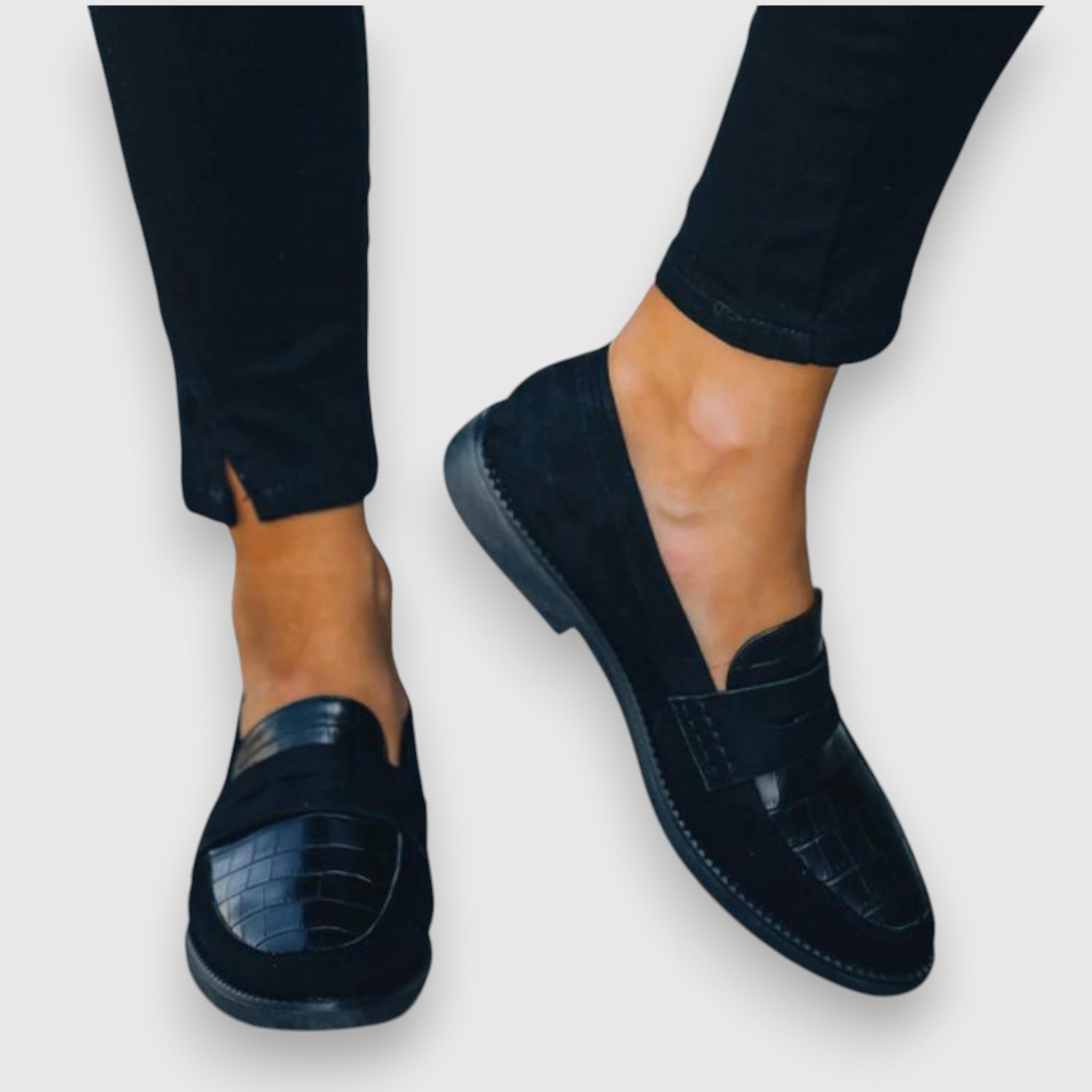 "Sara – Mocassino" in Italian could be "Sara – Scarpe Slip-On".