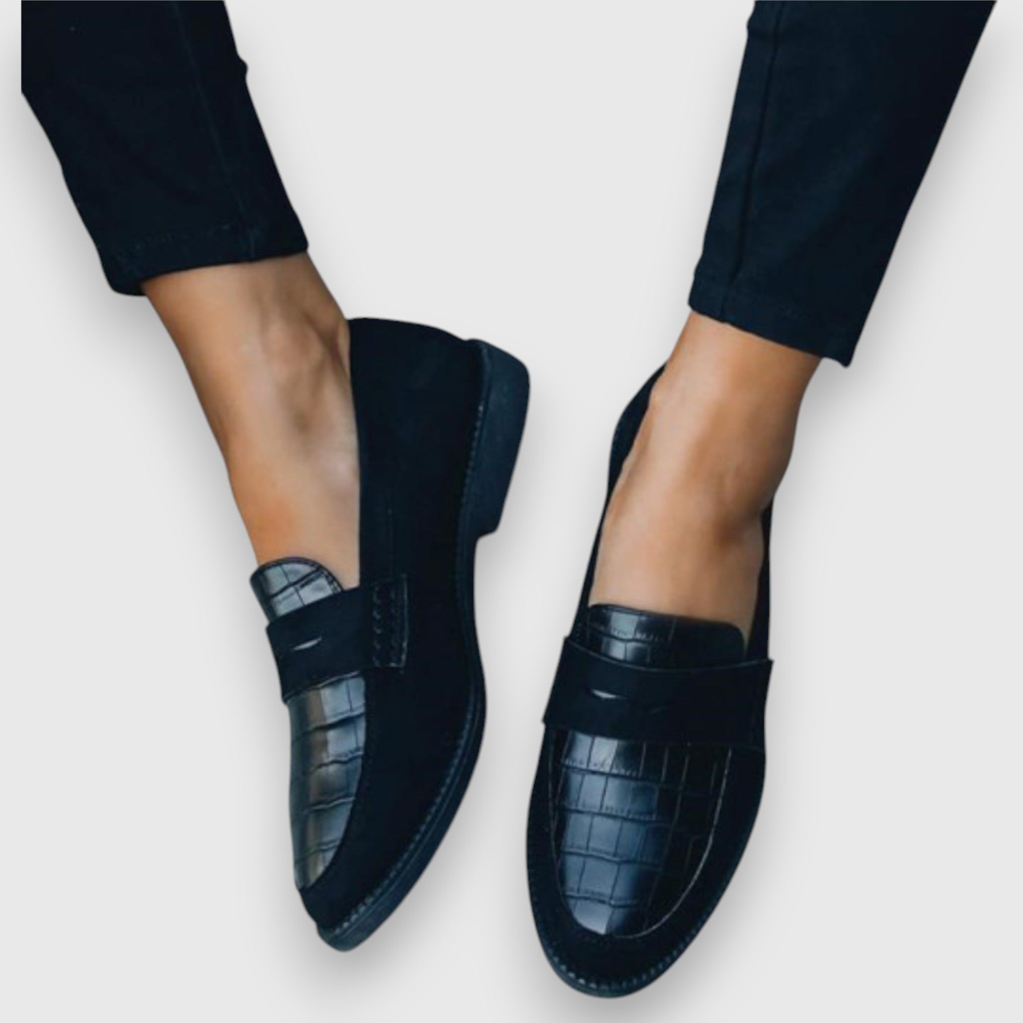 "Sara – Mocassino" in Italian could be "Sara – Scarpe Slip-On".