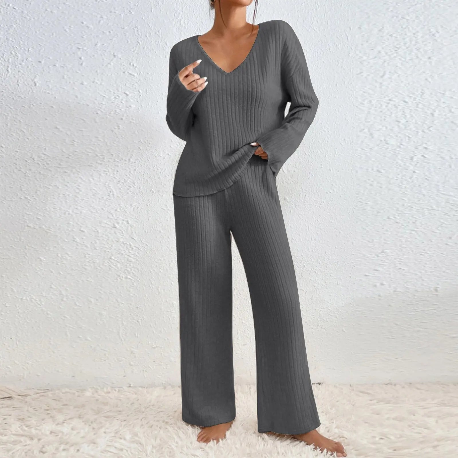 VIVIENNE | Set di due pezzi con pantaloni dritti e top con scollatura a V