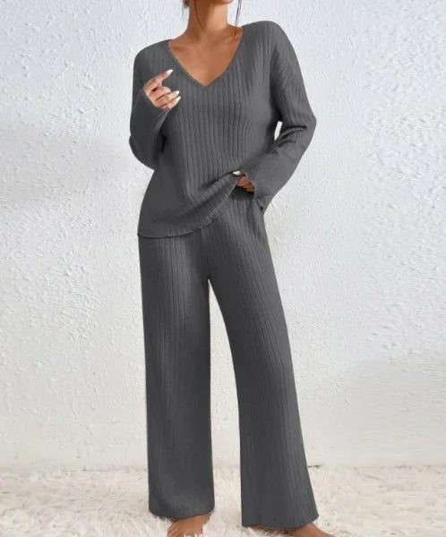 VIVIENNE | Set di due pezzi con pantaloni dritti e top con scollatura a V