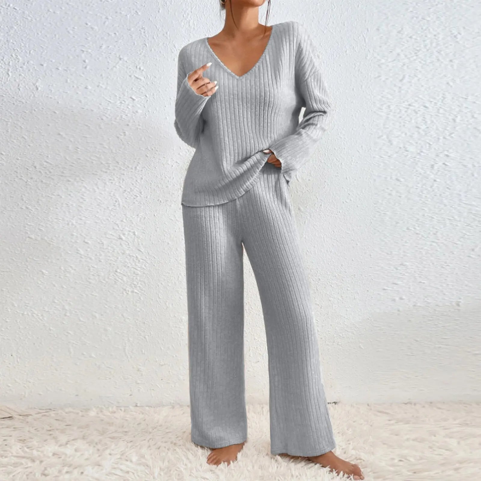 VIVIENNE | Set di due pezzi con pantaloni dritti e top con scollatura a V